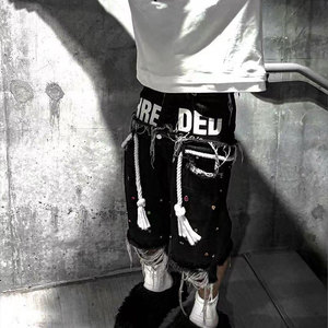 Shorts Bermuda en jean noir pour homme, taille haute, déchirés avec décoration en strass, fermeture boutonnée, style streetwear - Product Image 4