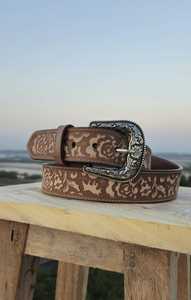 Ceinture en cuir vintage de luxe brodée de fleurs, finition rustique style cowboy, design écologique et imperméable, décorative argentée - Product Image 1