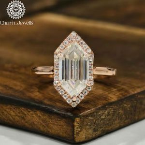 Bague de fiançailles Charm_Jewells en argent et or rose, moissanite taille coussin, sertie à griffes, géométrique classique, certifiée IGI, pour femme - Product Image 1