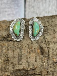 Impresionante anillo de compromiso con corte de cojín tipo trilogía, con un diamante central de 1+ quilates y piedras laterales en forma de pera, en oro de 18 quilates y platino. - Product Image 3