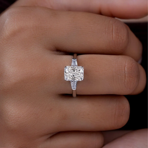 Bague de fiançailles pour femme en diamant de laboratoire taille radiant, design trois pierres avec diamants baguette latéraux, bijoux de mariée élégants - Product Image 5