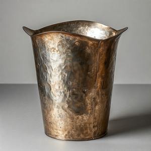 Cubo de basura metálico que mejora la decoración de la cocina con su aspecto coordinado y brillo metálico que transmite una sensación de calidad y refinamiento. - Product Image 4