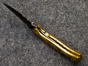 Cuchillo Plegable de Acero de Damasco Hecho a Mano con Mango de Latón Grabado y Funda de Cuero - Cuchillo de Bolsillo EDC Personalizado con Bloqueo Liner Lock - Product Image 6