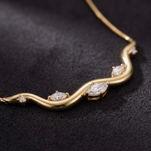 Collar de barra curva escultural para mujer con diamantes de laboratorio de corte marquesa, chapado en oro de 18K, moderno, de cinco piedras, para fiesta, color blanco D - Product Image 3