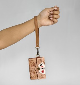Monedero pequeño de cuero genuino marrón hecho a mano para mujer, con diseño floral y de ases, cierre a presión y correa para la muñeca. - Product Image 2