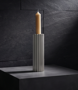 Candelabro de Aluminio Acanalado de Lujo, Forma Cilíndrica, Acabado Plateado, Soporte para Velas, Diseño Interior Minimalista - Product Image 5