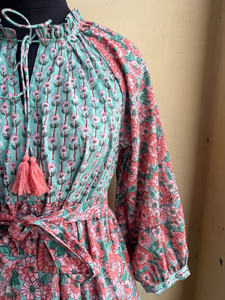 เดรสยาวลำลองลายดอกไม้พิมพ์ลายผ้าฝ้ายสำหรับผู้หญิง สีสันสดใส คอแบบผูก สายคล้องคอ แขนยาว ทรงหลายชั้น มีกระเป๋า ราคาโรงงาน - Product Image 6