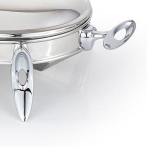 Plat à chafing ovale en métal argenté avec poignées découpées uniques, pieds courbés et couvercle assorti pour la restauration professionnelle et les mariages - Product Image 5