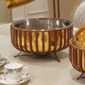 Réchaud alimentaire haut de gamme en acier inoxydable doré, type chafing dish, avec bandes décoratives métalliques et support élégant pour service de banquet hôtelier - Product Image 6