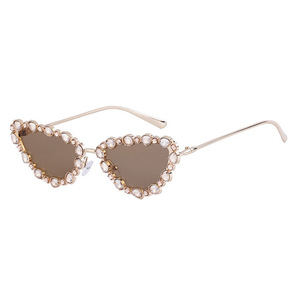 Nouvelles Lunettes de Soleil Unisexe à Monture Complète en Métal, Forme Triangulaire Œil de Chat, Incrustées de Diamants, Protection UV400, Idéales pour l'Extérieur, Style Sophistiqué et Chic, Tendance Instagram - Product Image 3