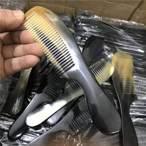 Peine de cuerno natural tallado a mano para peinar el cabello, hecho de cuerno de búfalo auténtico, diseño atractivo, hecho en India. - Product Image 2
