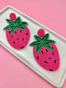Boucles d'oreilles pendantes en polyester perlé faites à la main, motif fraise rouge et vert, thème floral, accessoire de bijouterie pour femme pour les fêtes - Product Image 3