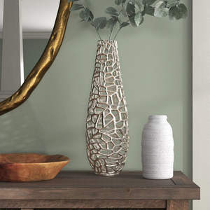 Jarrón de metal perfecto para exhibir plantas artificiales en casas modernas con detalles de decoración interior contemporáneos. - Product Image 3