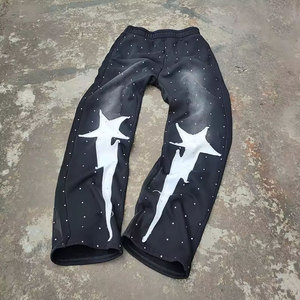 Ensemble survêtement homme personnalisé avec sweat à capuche court et pantalon évasé, imprimé intégral effet délavé soleil, déchiré et délavé à l'acide, orné de strass - Product Image 2