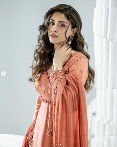 Sari en soie orange élégant Ayzel avec une silhouette gracieuse, séchage rapide et évacuation de l'humidité, à porter en toutes saisons - Product Image 3