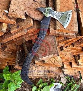 Hache à double lame Viking Ranger artisanale industrielle en acier, tête en acier Damas avec gravure complexe, manche en bois – Steel Craft International - Product Image 3