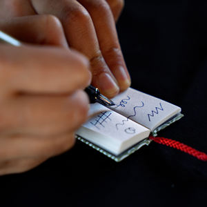 Correa para Juguetes en Cápsula: Mini Libro Hecho a Mano con Patrones Tradicionales Japoneses - Product Image 2