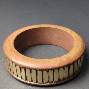 Brazalete de Madera Estilo Industrial con Barra Vertical de Latón y Incrustaciones Metálicas - Joyería de Diseño Texturizado Fusionado - Acabado a Mano - Product Image 5