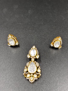 Ensemble de bijoux vintage plaqué or Amaira Jewels SM-905, collier, boucles d'oreilles et bague pour femme, orné de cristaux et de strass en forme de poire. - Product Image 1