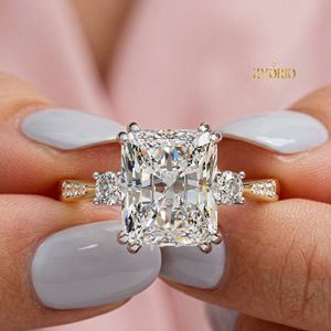 แหวนหมั้นเพชรทรงเรเดียนท์คัทสามเม็ด ทอง 18K ประดับเพชร เพชรเลี้ยงในห้องปฏิบัติการ เครื่องประดับเจ้าสาวสุดหรู - Product Image 1