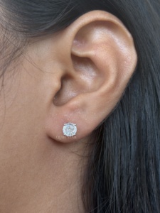 Boucles d'oreilles clous en diamant de laboratoire taille ronde 1,52 carat certifiées IGI Or jaune VVS1 Sertissage quatre griffes Solitaire classique pour femme - Product Image 1