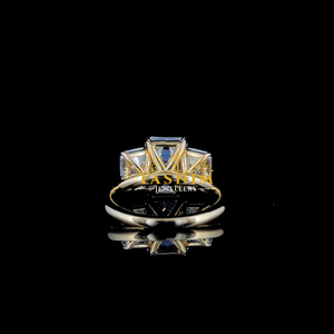 Anillo de Compromiso de Oro Amarillo con Tres Piedras de Moissanita VVS con Corte Esmeralda para Mujer, Marca Tasnim, Engaste de Garras, Clásico - Product Image 4