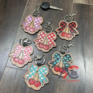 Nuevo Diseño Llavero de Cuero Genuino de Lujo Hecho a Mano con Diseño de Lazo y Cuadros, Accesorio de Regalo Unisex - Product Image 1