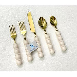 Ensemble de couverts en or PVD de qualité supérieure avec manche en résine fantaisie, style élégant, ensemble de couverts minimalistes, 5 pièces, cuillère, fourchette, couteau - Product Image 1