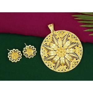 Pendentif designer en alliage de laiton plaqué or avec boucle d'oreille chaîne pendentif ensemble pendentifs bijoux de créateur d'exportation traditionnelle à la mode - Product Image 1