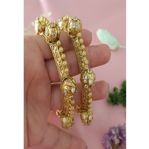 Magnifique bracelet en laiton plaqué or de qualité supérieure avec moissanite, pour femmes et jeunes filles, collection pour mariage. - Product Image 1