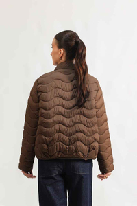 Veste d'hiver matelassée tendance pour femmes, design personnalisé avec logo, doublure en cuir de mouton, doublure en nylon, tissu en toile pour l'extérieur - Product Image 3