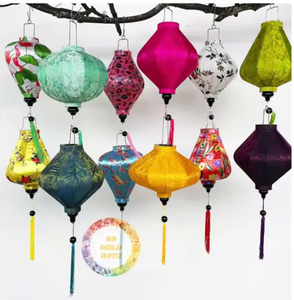 Lanterne en soie du Vietnam, Hoi An, éclairage décoratif fait main pour mariage, festival et décoration intérieure - Product Image 1