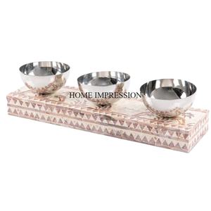 Bols de forme ronde polis brillants de finition de couleur argentée en métal de qualité luxueuse avec la base rectangulaire de concepteur de nacre - Product Image 1