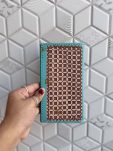 Cartera Larga de Cuero Genuino para Hombre, Hecha a Mano con Grabado, Elegante Color Turquesa, Porta Dinero, Regalo para Él - Product Image 3