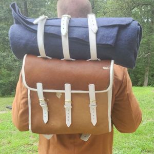 reproducción de una mochila de cuero de vaca de la época napoleónica francesa con correas de cuero blanco - Product Image 6