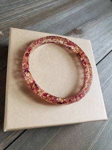 Brazalete de Resina Hecho a Mano con Diseño Floral Rosa y Dorado, Estilo Lujoso, Regalo Promocional Novedoso - Product Image 1