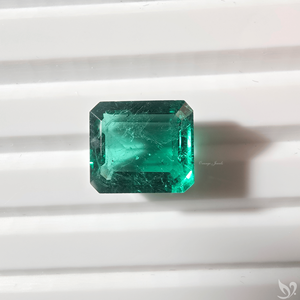 Pierre précieuse verte de laboratoire taille émeraude 5,78 carats, pierre lâche pour sertissage de bijoux sur mesure - Product Image 3