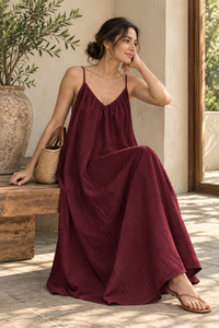 Robe longue décontractée en coton uni bordeaux à col en V et bretelles spaghetti, taille naturelle, très demandée pour les vacances, commande en gros - Product Image 4