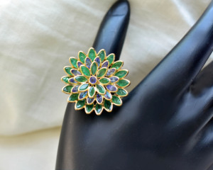 แหวนค็อกเทลรูปดอกไม้ประดับมรกตธรรมชาติและแทนซาไนต์ในทองคำแท้ 18K สีเหลือง – แหวนประดับพลอยทรงมาร์คีส์สามชั้น - Product Image 6