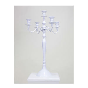 Nouveau chandelier blanc élégant à 5 bras pour centres de table de mariage, design unique, porte-bougie en métal fait main - Product Image 1
