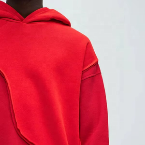 Sweat-shirt à capuche rouge personnalisé pour homme, design à panneaux irréguliers, bords non finis, manches longues - Product Image 4