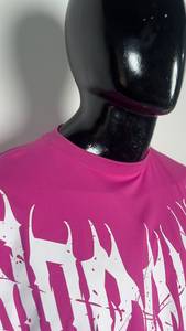 T-shirt rose à col rond et manches courtes pour homme avec imprimé lettres gothiques blanches, coupe unisexe oversize, en jersey de coton écologique et respirant - Product Image 2