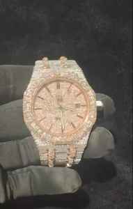 Montre à cadran romain personnalisée avec fenêtre de date, entièrement sertie de diamants Moissanite, montre-bracelet bicolore pour homme - Product Image 2