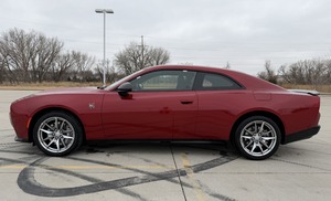 Dodge Charger Scat Pack Plus Turbo 2026 PREMIUM Fresh Deluxe con Asientos de Cuero, Navegación, Tracción en las Cuatro Ruedas y Techo Corredizo Automático, Coupé - Product Image 4
