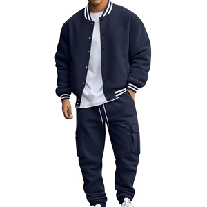 Ensemble de survêtements personnalisés avec logo pour hommes, veste bomber boutonnée et pantalon cargo assorti avec poches, tenue athlétique ample en 2 pièces - Product Image 1