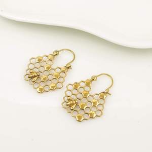 Pendientes de Aro Hexagonales con Diseño de Abeja, Chapados en Oro, Unisex, Modernos, Regalo Cristiano, Joyería - Product Image 5
