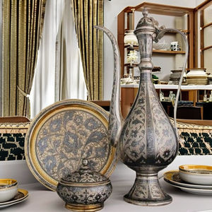 Elegante juego de servicio grabado floral de latón y plata hecho a mano, jarra y bandeja de estilo antiguo para regalos Premium - Product Image 2