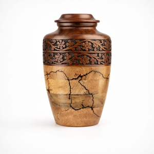 Urne funéraire artisanale en bois de manguier de qualité supérieure avec motif fractal Lichtenberg et bordure florale sculptée à la main pour cendres d'adultes - Product Image 1