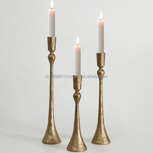 Elegante candelabro alto de latón con detalles artísticos diseñado para acentos de hogar vintage y celebraciones festivas - Product Image 3