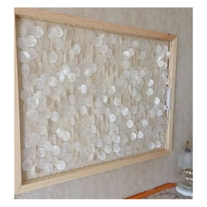 Pendentif artisanal en coquille de Capiz naturelle, disque de coquillage à double trou, blanc irisé, ornement suspendu pour la décoration intérieure, cadeau artisanal - Product Image 1